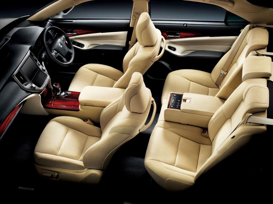 Интерьер Toyota Crown Hybrid Royal Saloon (S210) 2012 года  (фото 13 из 14)